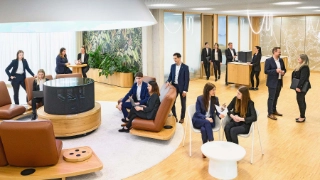 Alle Mitarbeitenden vom Kundenservice der Urner Kantonalbank in der Kundenbesprechungszone.